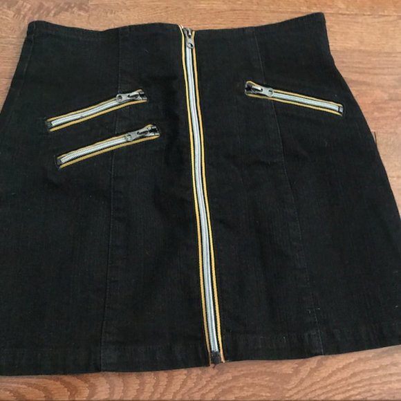 LF mini skirt - Picture 1 of 2